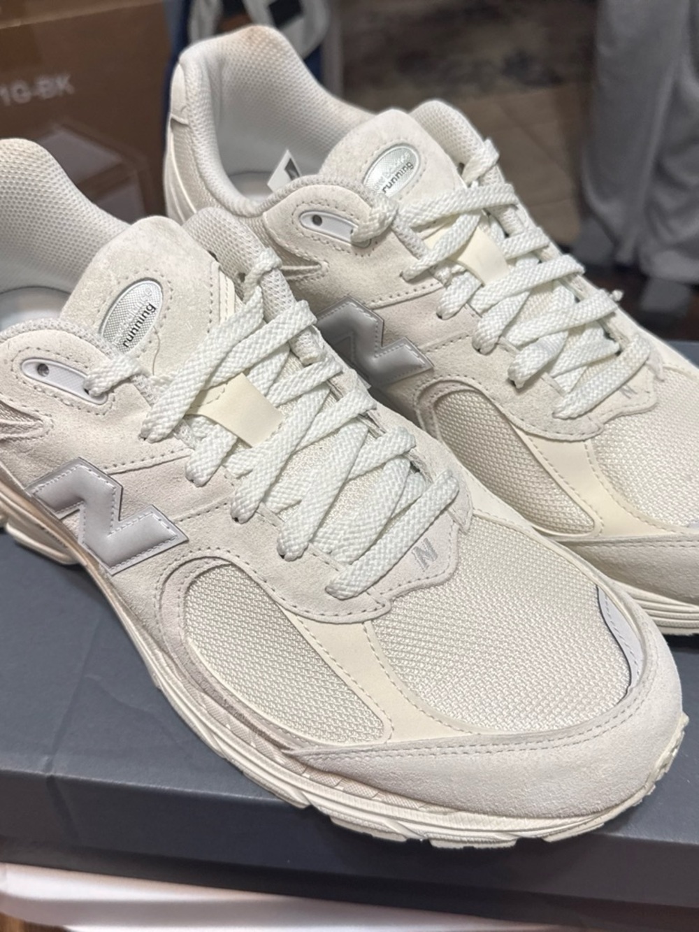 New Balance Men's Cream/Off-White Sneakers - Classic Running Style